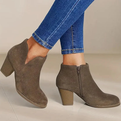 Stiefel aus Wildleder mit breiter Sohle