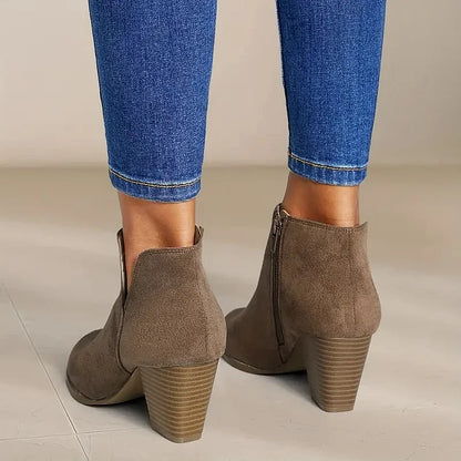 Stiefel aus Wildleder mit breiter Sohle